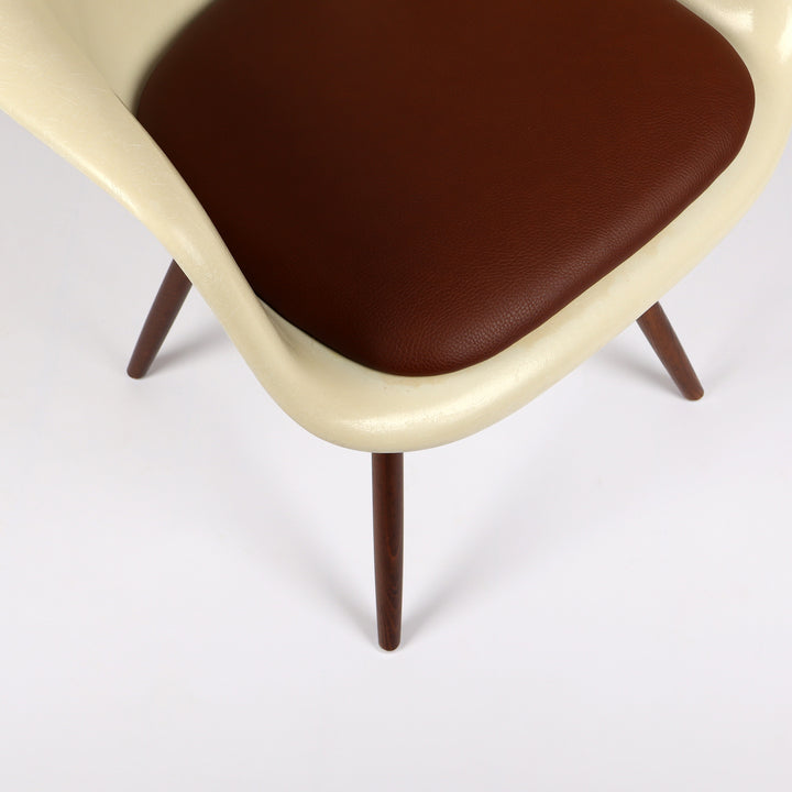 776 Vitra Eames Fiberglas Armchair DAW Dining Chair parchment – Detailansicht Sitzfläche