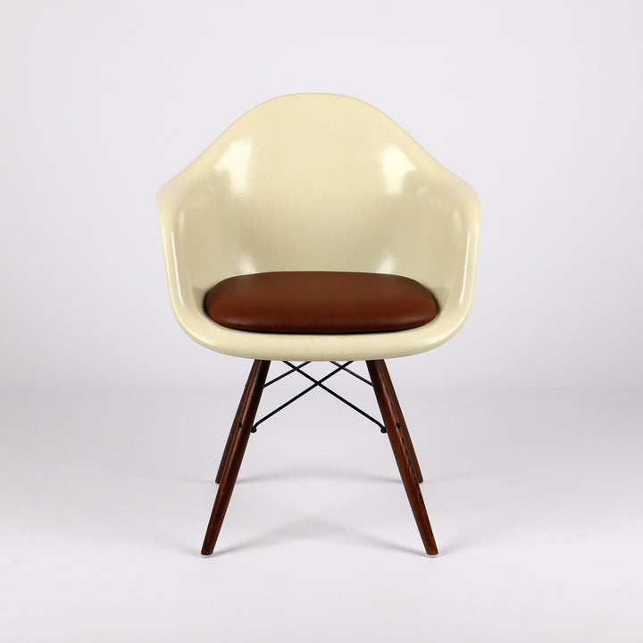 776 Vitra Eames Fiberglas Armchair DAW Dining Chair parchment – Frontalansicht