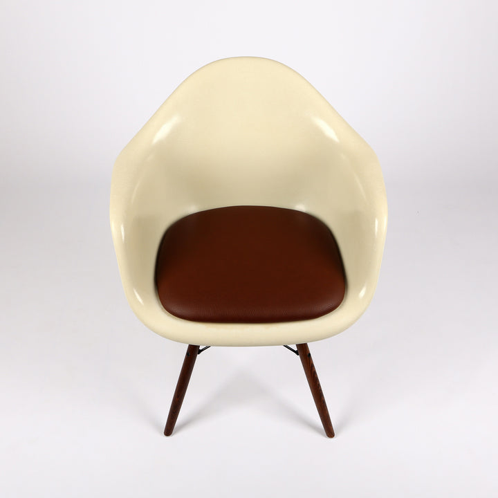 776 Vitra Eames Fiberglas Armchair DAW Dining Chair parchment – Frontalansicht von oben