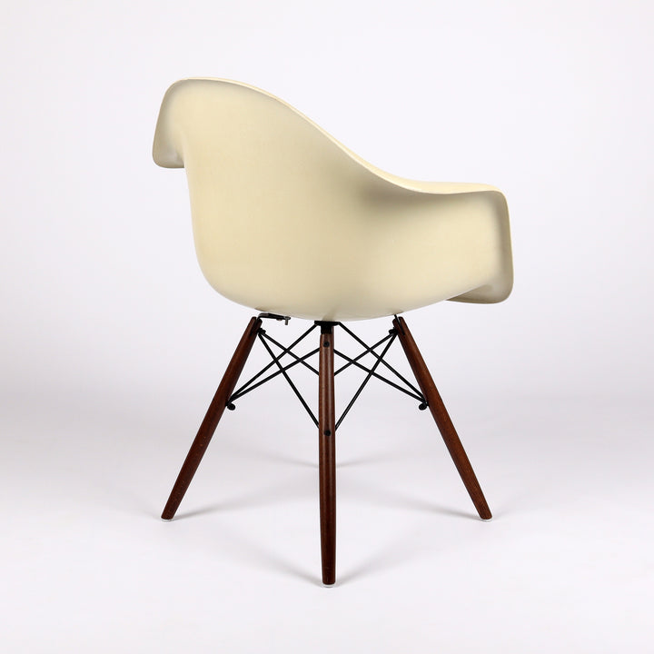 776 Vitra Eames Fiberglas Armchair DAW Dining Chair parchment – Rückansicht