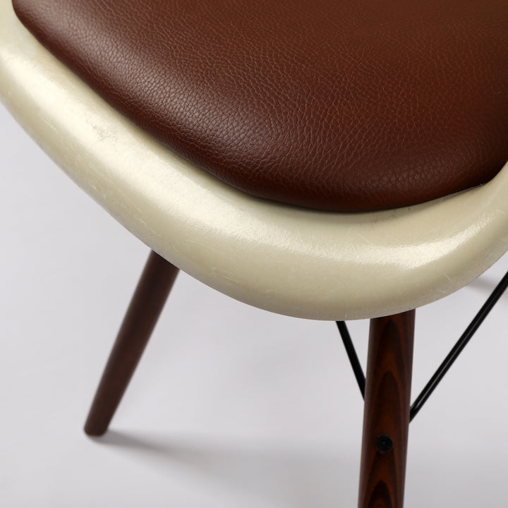 776 Vitra Eames Fiberglas Armchair DAW Dining Chair parchment – Detailansicht Sitzfläche und Fiberglasschale