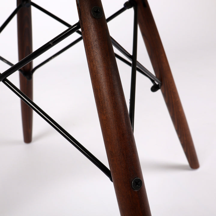 776 Vitra Eames Fiberglas Armchair DAW Dining Chair parchment – Detailansicht Gestell nah