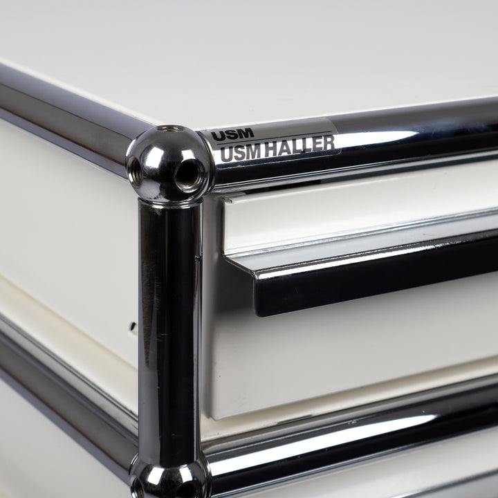 779 USM Rollcontainer Rollschrank lichtgrau – Detailansicht Herstellernachweis