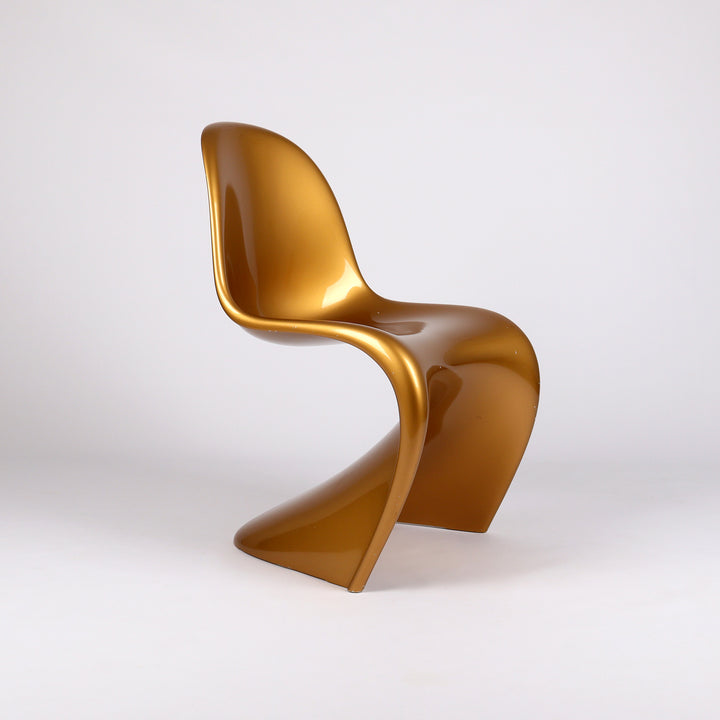 780 Limitierter Vitra Panton Chair von Verner Panton gold Sonderedition – Frontalansicht stark eingedreht 