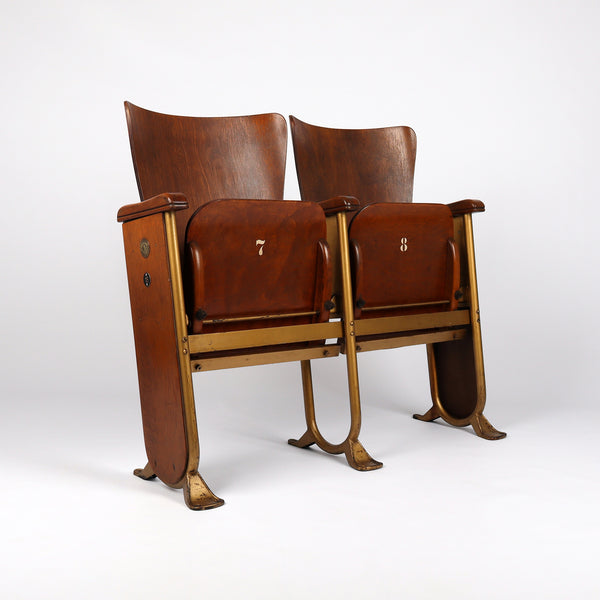 782 Mid-Century Kinosessel von Fibrocit – Frontalansicht eingedreht