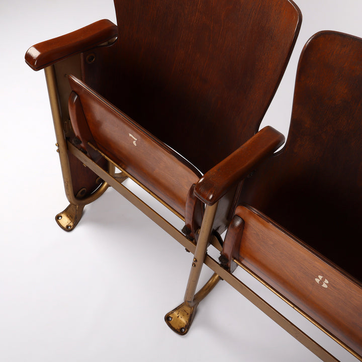 782 Mid-Century Kinosessel von Fibrocit – Detailansicht Klappsitze und Armlehnen von oben