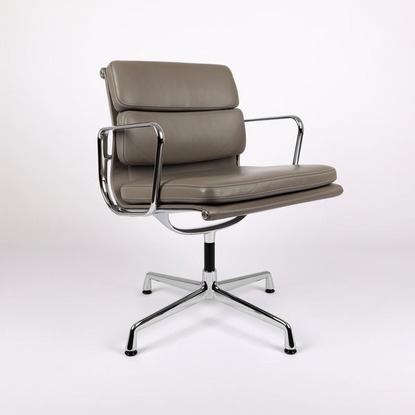 783 Vitra Eames Soft Pad Chair EA 208 Premium Leder zement – Frontalansicht eingedreht