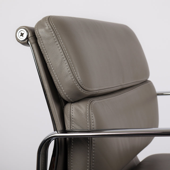 783 Vitra Eames Soft Pad Chair EA 208 Premium Leder zement – Detailansicht Obere Rückenlehne seitlich 