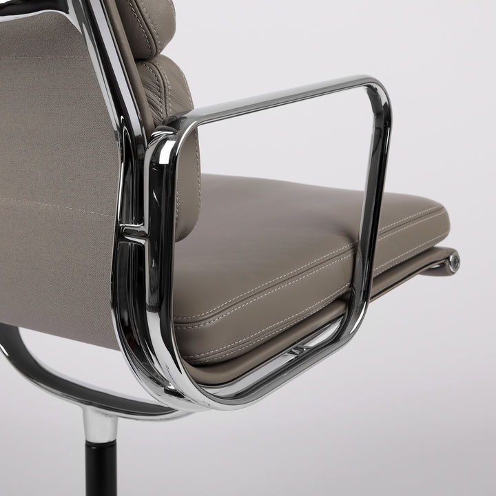 783 Vitra Eames Soft Pad Chair EA 208 Premium Leder zement – Detailansicht Seitenprofil rechts von hinten