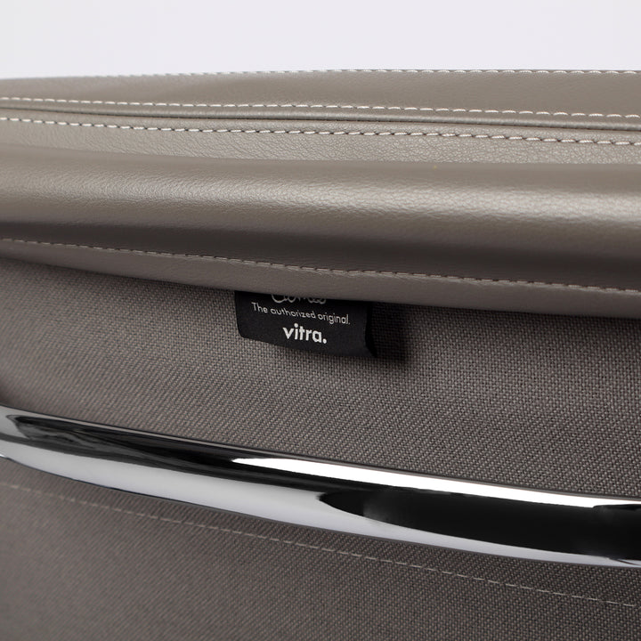 783 Vitra Eames Soft Pad Chair EA 208 Premium Leder zement – Detailansicht Herstellernachweis Rückseite
