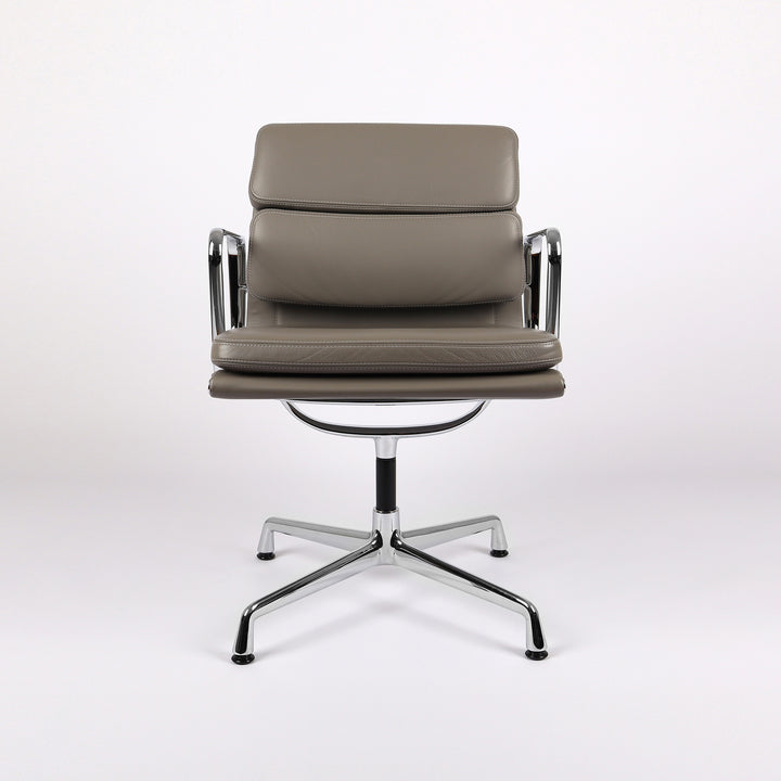 783 Vitra Eames Soft Pad Chair EA 208 Premium Leder zement – Frontalansicht