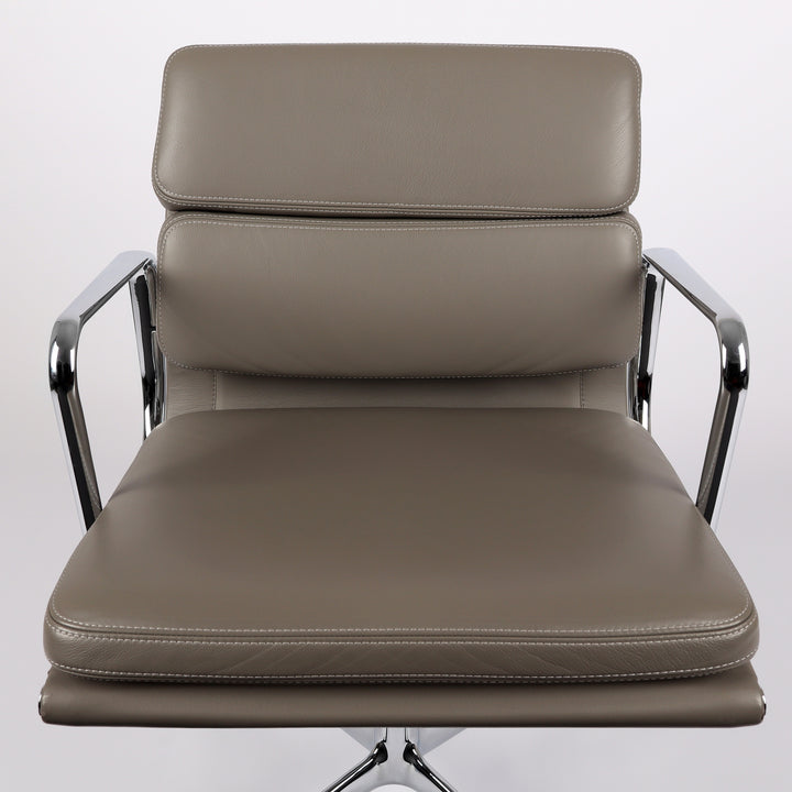 783 Vitra Eames Soft Pad Chair EA 208 Premium Leder zement – Frontalansicht von oben