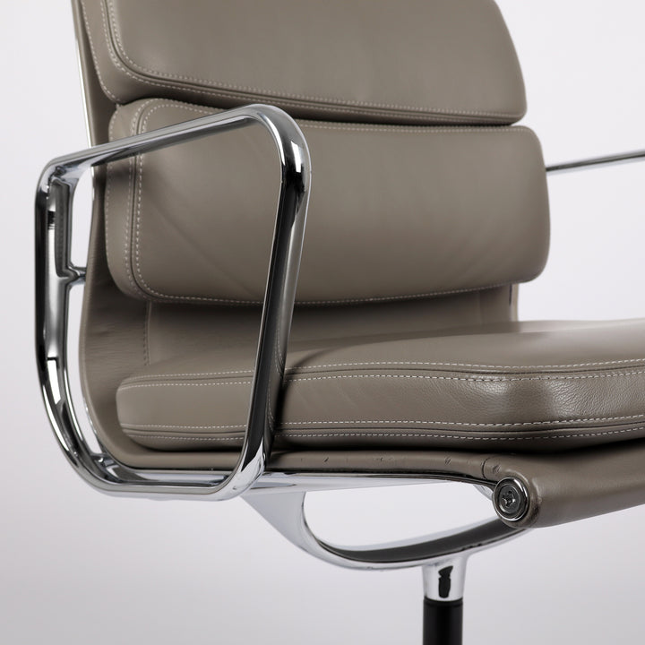 783 Vitra Eames Soft Pad Chair EA 208 Premium Leder zement – Detailansicht Seitenprofil und vordere Sitzfläche rechts