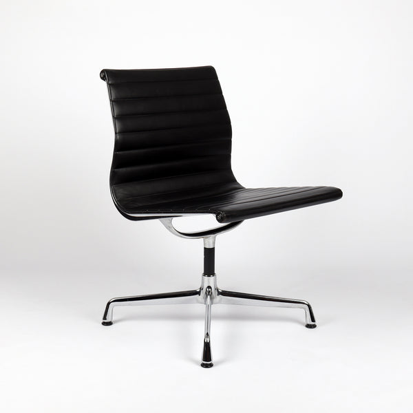 784 Vitra Eames Aluminium Chair EA 105 Leder nero – Frontalansicht eingedreht