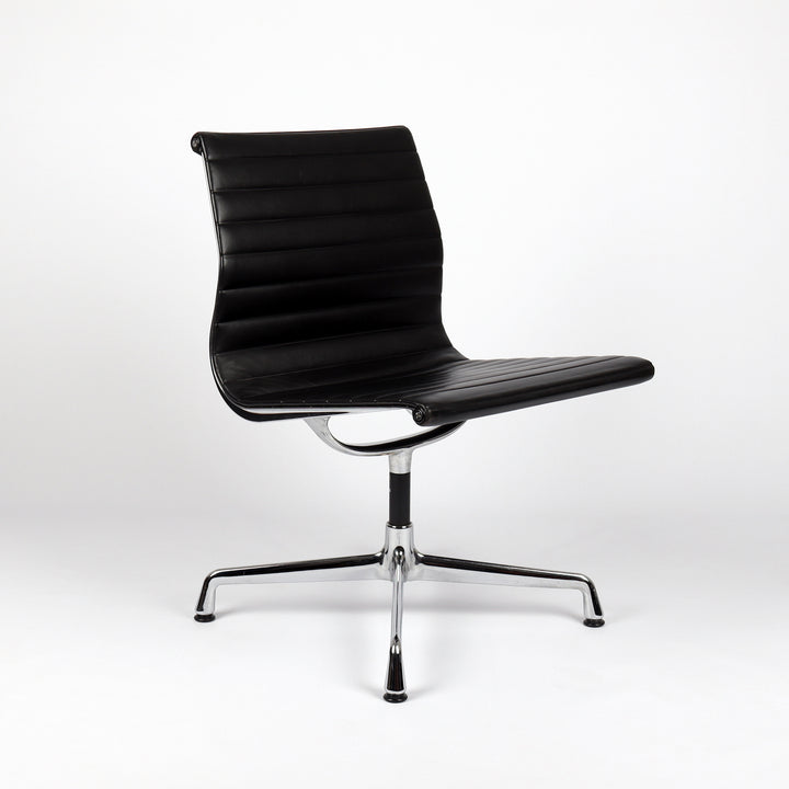 784 Vitra Eames Aluminium Chair EA 105 Leder nero – Frontalansicht eingedreht