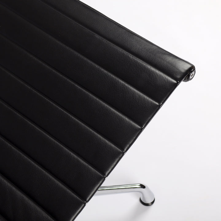 784 Vitra Eames Aluminium Chair EA 105 Leder nero – Detailansicht Sitzfläche
