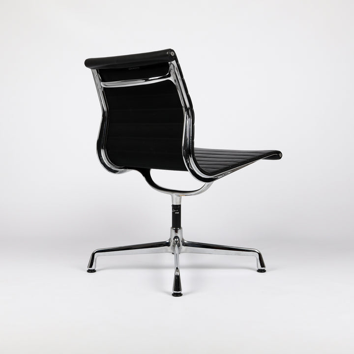 784 Vitra Eames Aluminium Chair EA 105 Leder nero – Rückansicht