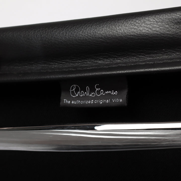 784 Vitra Eames Aluminium Chair EA 105 Leder nero – Detailansicht Herstellernachweis Rückseite