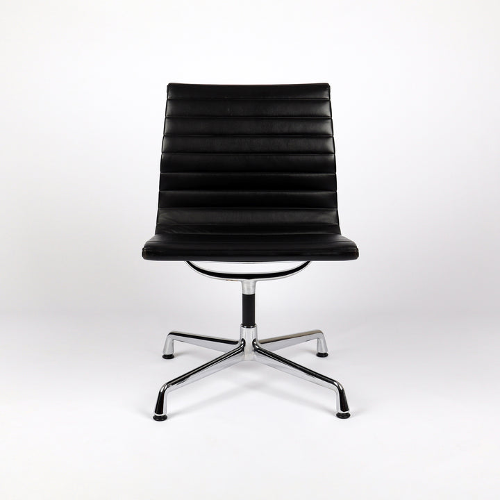 784 Vitra Eames Aluminium Chair EA 105 Leder nero – Frontalansicht 