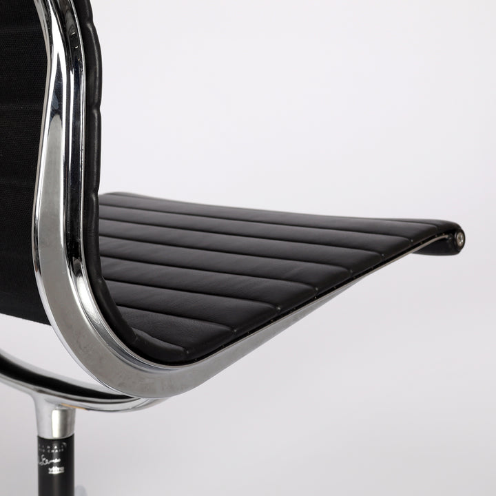 784 Vitra Eames Aluminium Chair EA 105 Leder nero – Detailansicht Sitzfläche und Gestell seitlich