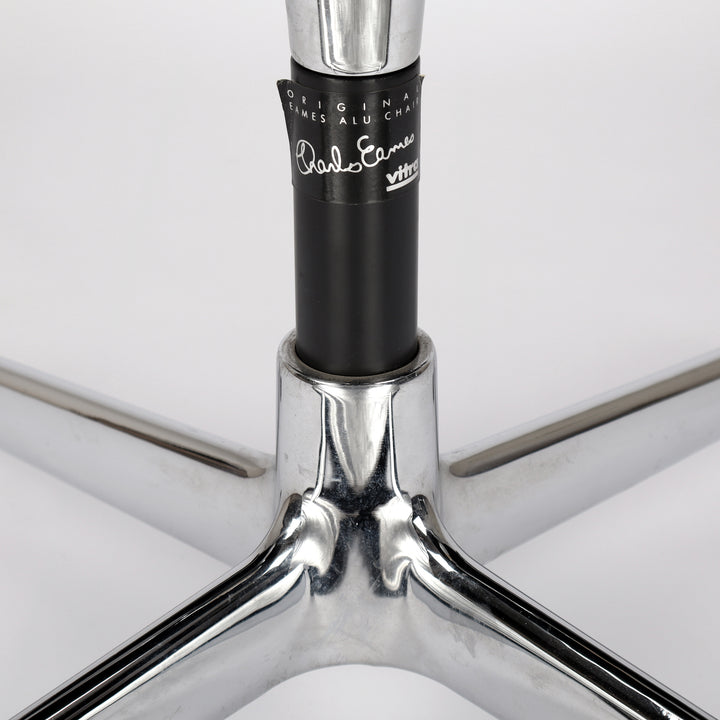 784 Vitra Eames Aluminium Chair EA 105 Leder nero – Detailansicht Herstellernachweis Gestell