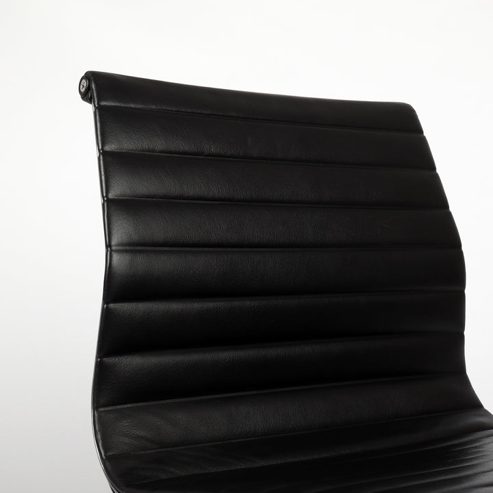 784 Vitra Eames Aluminium Chair EA 105 Leder nero – Detailansicht Rückenlehne von vorne