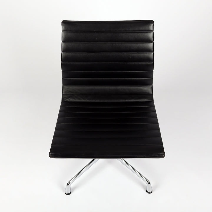 784 Vitra Eames Aluminium Chair EA 105 Leder nero – Frontalansicht von oben 