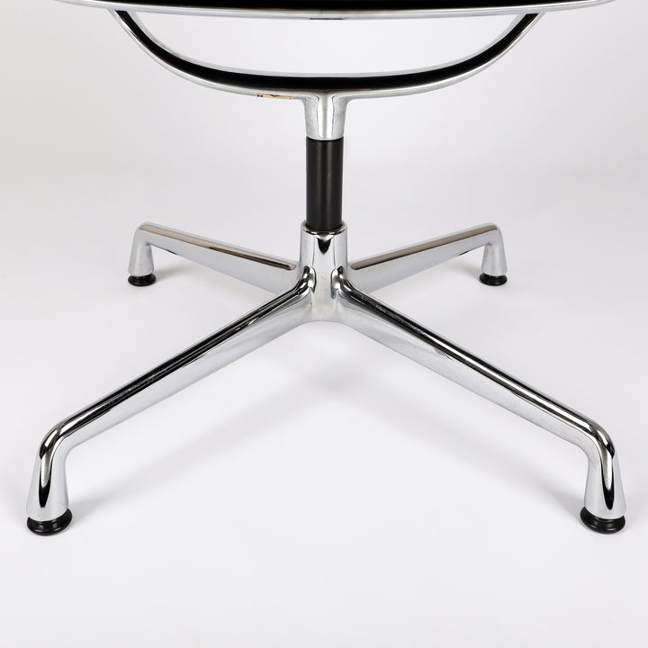 784 Vitra Eames Aluminium Chair EA 105 Leder nero – Detailansicht Gestell