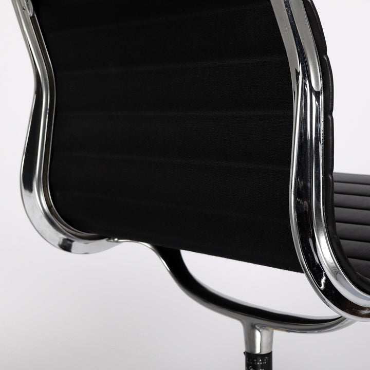 784 Vitra Eames Aluminium Chair EA 105 Leder nero – Detailansicht Untere Rückenlehne von hinten