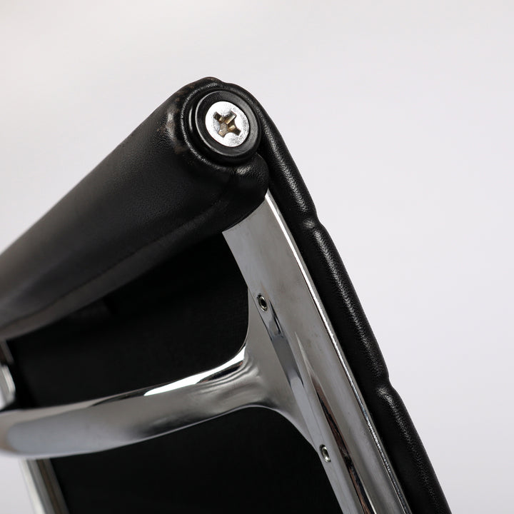 784 Vitra Eames Aluminium Chair EA 105 Leder nero – Detailansicht Obere Rückenlehne seitlich