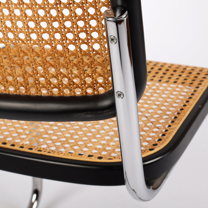 787 Thonet S 32 Freischwinger Stuhl von Marcel Breuer – Detailansicht Stahlrohr Rückseite
