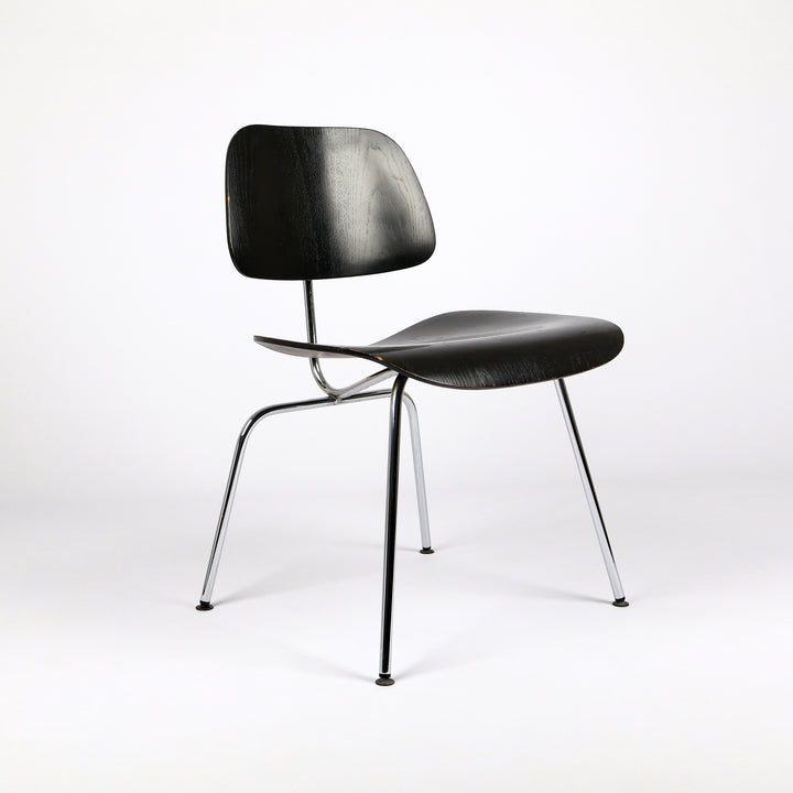 788 Vitra Eames Plywood Group DCM Dining Chair – Frontalansicht eingedreht