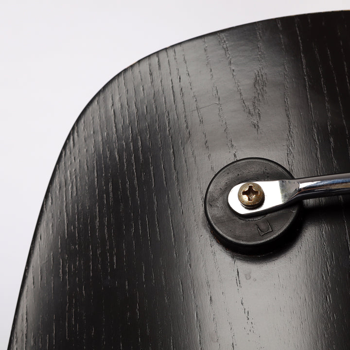 788 Vitra Eames Plywood Group DCM Dining Chair – Detailansicht Shockmounts und Herstellernachweis