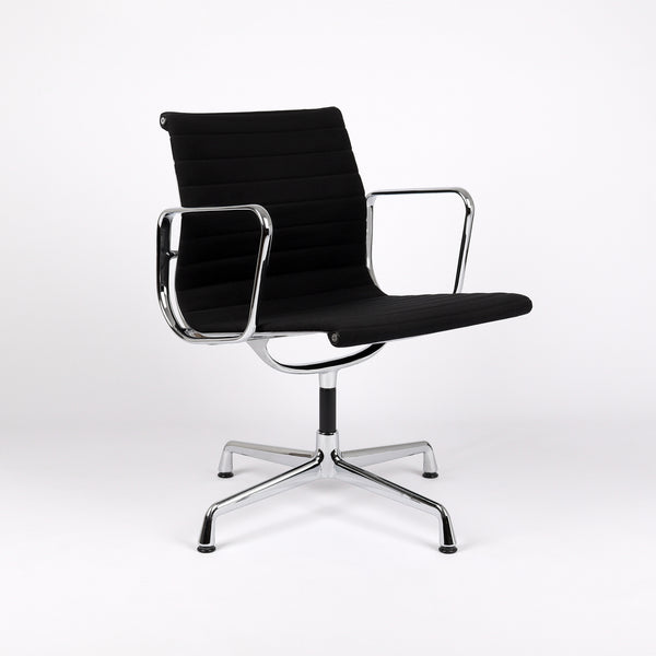 790 Vitra Eames Aluminium Chair EA 108 Hopsak nero schwarz – Frontalansicht eingedreht