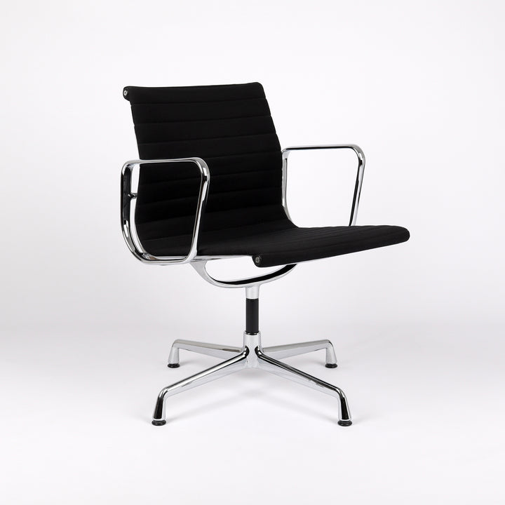 790 Vitra Eames Aluminium Chair EA 108 Hopsak nero schwarz – Frontalansicht eingedreht