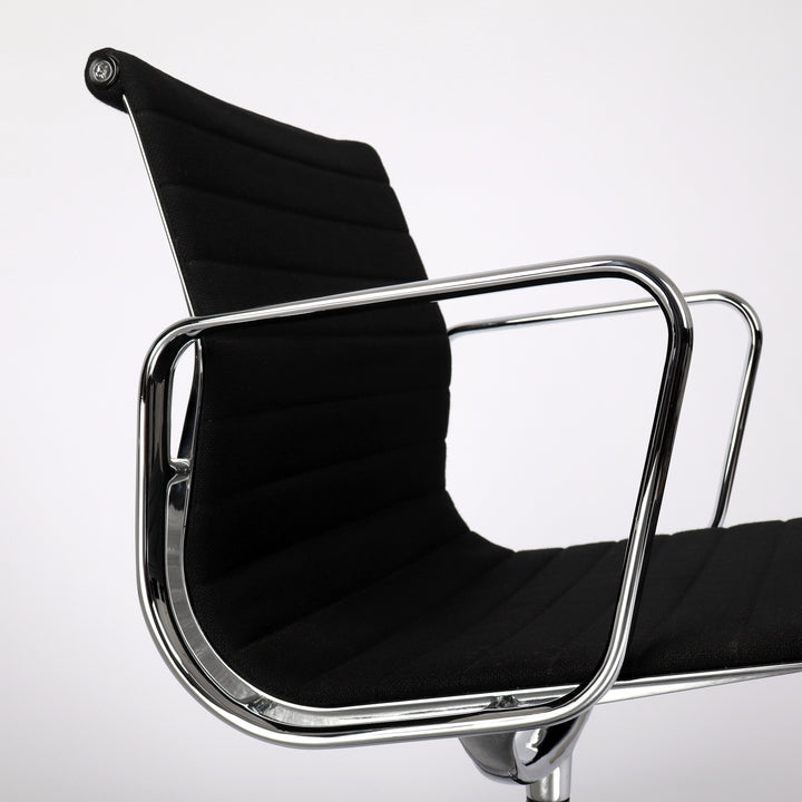 790 Vitra Eames Aluminium Chair EA 108 Hopsak nero schwarz – Detailansicht Seitenprofile