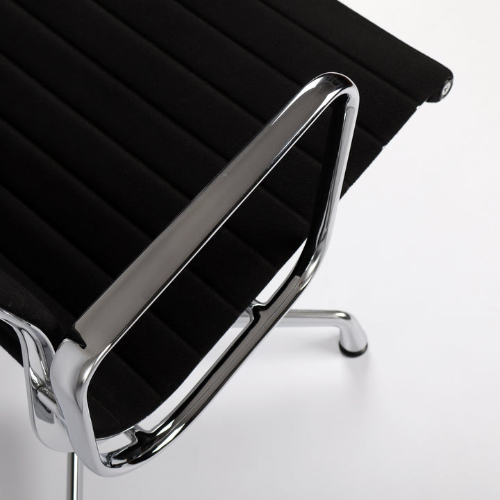 790 Vitra Eames Aluminium Chair EA 108 Hopsak nero schwarz – Detailansicht Armlehne rechts