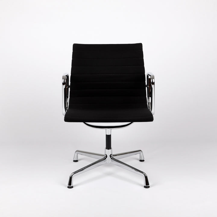 790 Vitra Eames Aluminium Chair EA 108 Hopsak nero schwarz – Frontalansicht