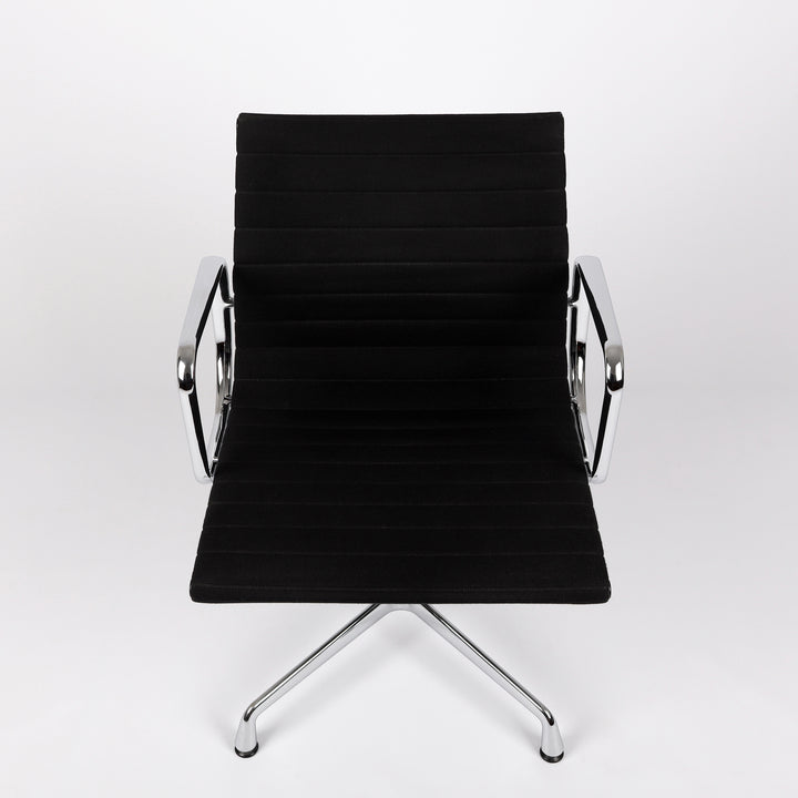 790 Vitra Eames Aluminium Chair EA 108 Hopsak nero schwarz – Frontalansicht von oben