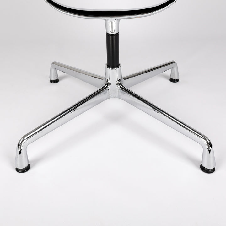 790 Vitra Eames Aluminium Chair EA 108 Hopsak nero schwarz – Detailansicht Gestell