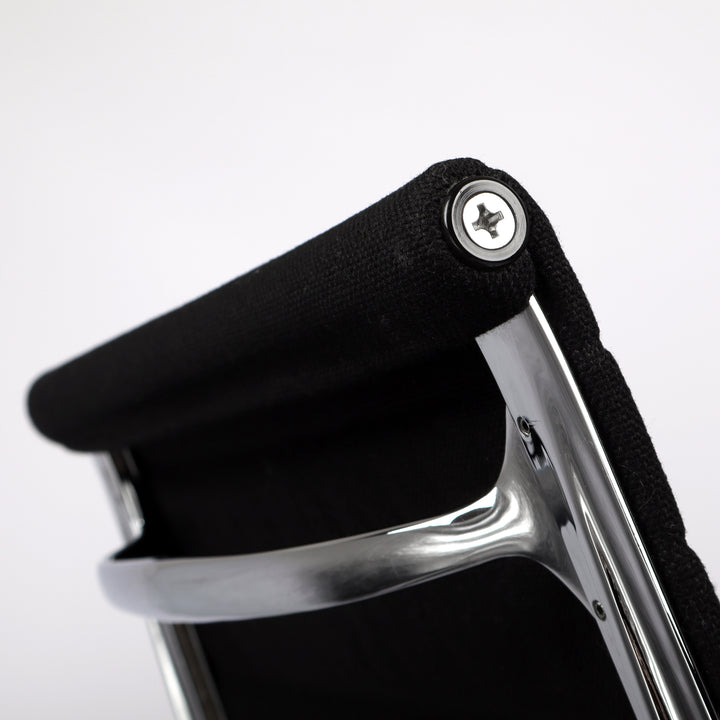 790 Vitra Eames Aluminium Chair EA 108 Hopsak nero schwarz – Detailansicht Rückenlehne von hinten
