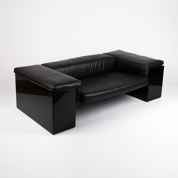 793 Knoll International Brigadier Sofa von Cini Boeri Leder schwarz – Frontalansicht eingedreht