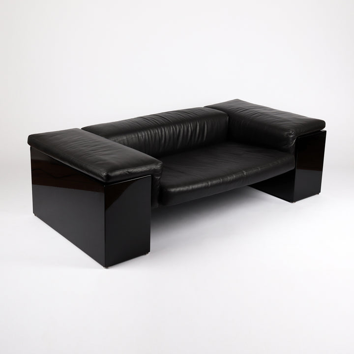 793 Knoll International Brigadier Sofa von Cini Boeri Leder schwarz – Frontalansicht eingedreht
