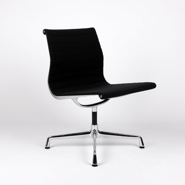 794 Vitra Eames Aluminium Chair EA 105 Hopsak nero – Frontalsicht eingedreht