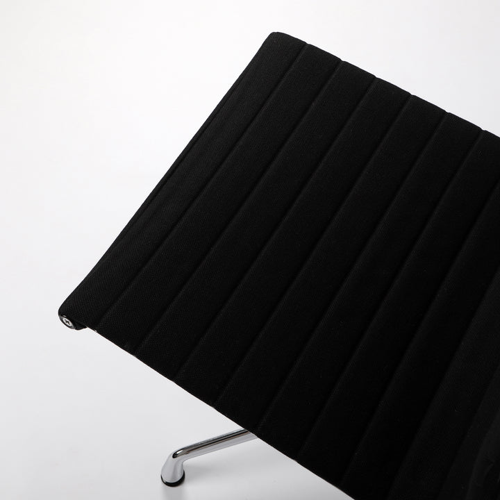 794 Vitra Eames Aluminium Chair EA 105 Hopsak nero – Detailansicht Sitzfläche