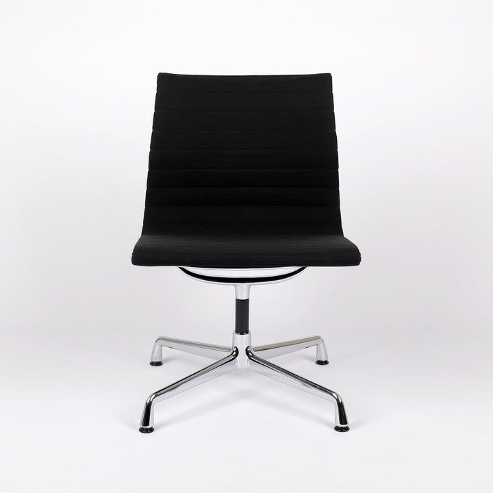 794 Vitra Eames Aluminium Chair EA 105 Hopsak nero – Frontalansicht