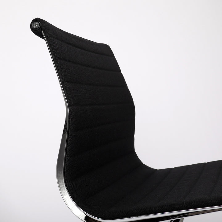 794 Vitra Eames Aluminium Chair EA 105 Hopsak nero – Detailansicht Rückenlehne seitlich
