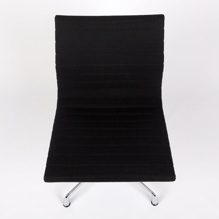 794 Vitra Eames Aluminium Chair EA 105 Hopsak nero – Frontalansicht von oben