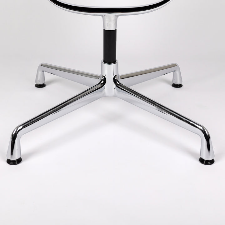 794 Vitra Eames Aluminium Chair EA 105 Hopsak nero – Detailansicht Gestell