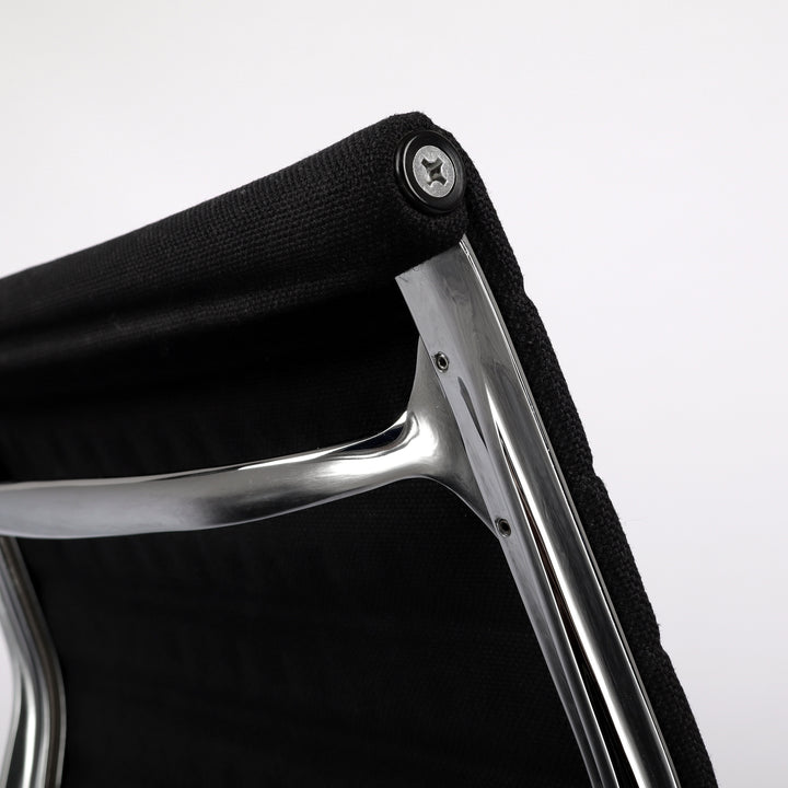 794 Vitra Eames Aluminium Chair EA 105 Hopsak nero – Detailansicht Rückenlehne von hinten